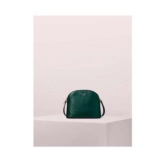 bolso de mano verde oscuro de tamaño mediano con correa y silueta curva