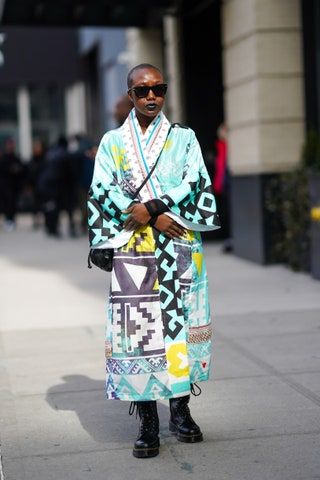 Bilden kan innehålla Kläder Kläder Mode Morgonrock Solglasögon Accessoarer Tillbehör Människoperson Klänning och kimono