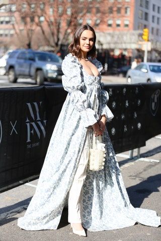 Bilden kan innehålla Bailee Madison Kläder Kläder Aftonklänning Modeklänning Robe Fordon och transport