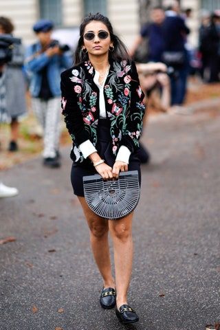 La imagen puede contener Ropa Ropa Persona humana Calzado Calzado Gafas de sol Accesorios Accesorio Mujer y pantalones cortos