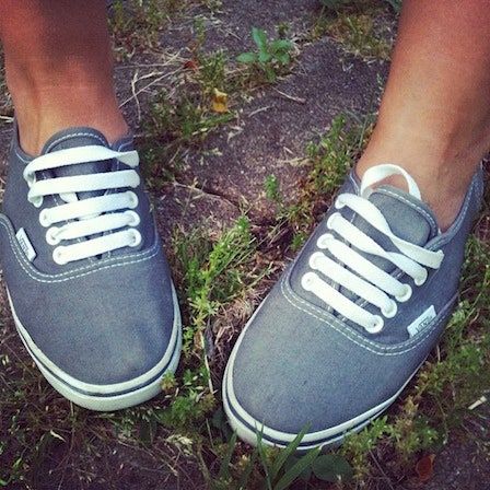 La imagen puede contener Ropa Zapato Calzado Ropa Persona humana y Zapatilla de deporte