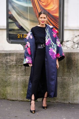 Bilden kan innehålla Kläder Kläder Robe Mode Människoklänning och Kimono