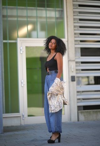 Bilden kan innehålla Kläder Kläder Byxor Människoperson Adrienne C. Moore Jeans Denim och ärmar