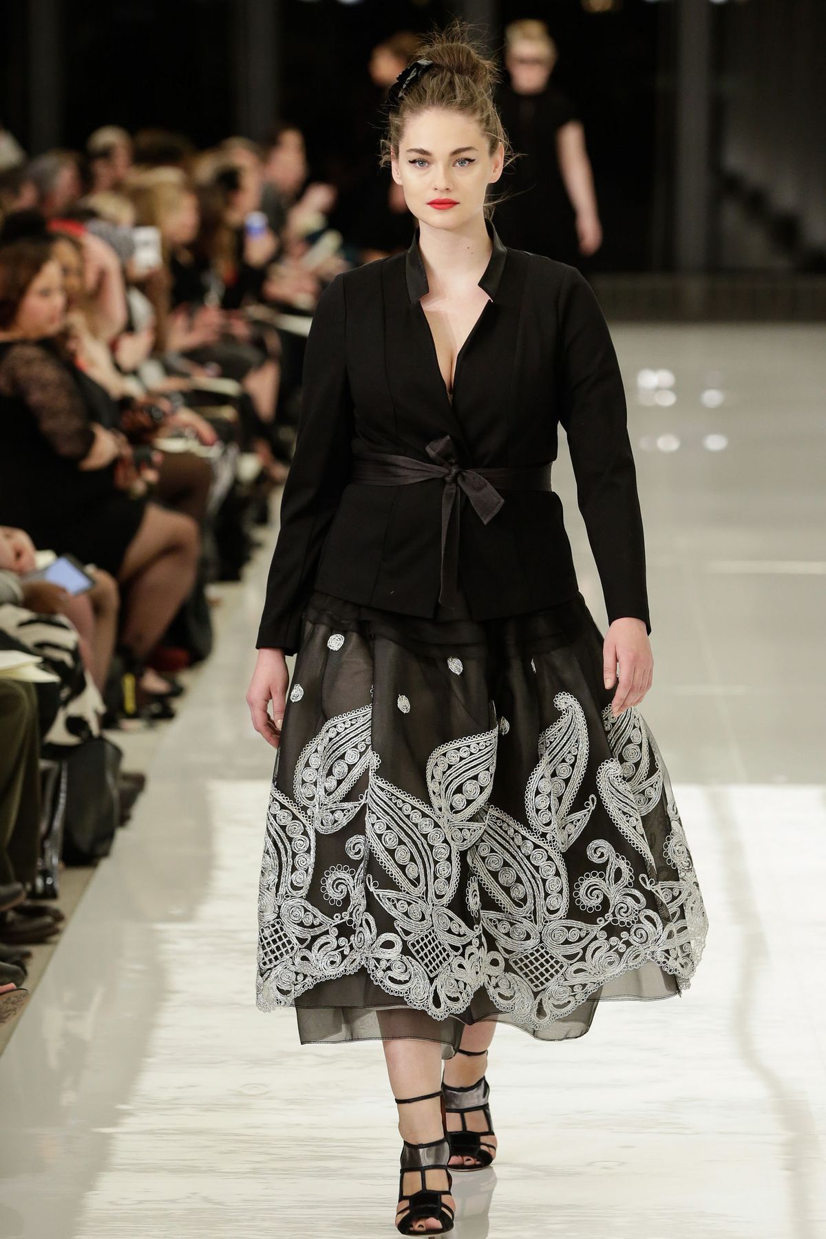Das Bild könnte eine menschliche Person enthalten Rock Kleidung Bekleidung Jennie Runk Runway Dress and Fashion
