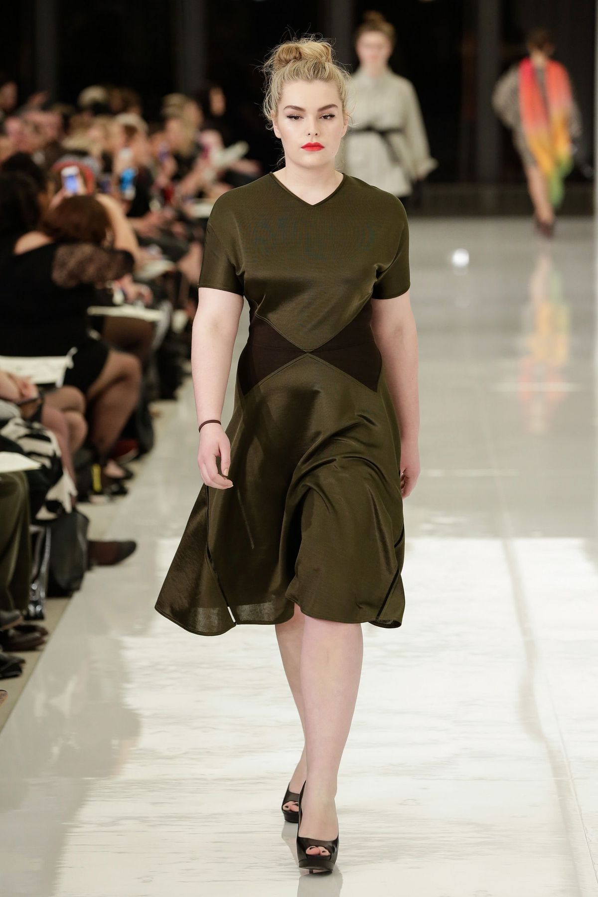 Bild könnte enthalten Mensch Kleidung Kleidung Mode Robe Abendkleid Kleid Laufsteg und Rock