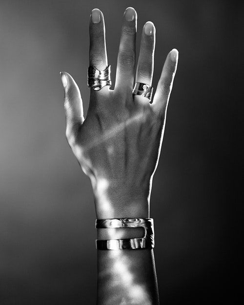 La imagen puede contener Accesorios de joyería de dedo de mano Accesorio de anillo Humano y persona