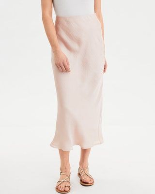 Slika lahko vsebuje Oblačila Oblačila Obleka Človeška oseba Ženska Večerna Obleka Robe Moda in Ženska