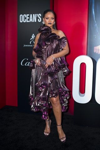 La imagen puede contener Fashion Rihanna Premiere Red Carpet Red Carpet Premiere Human and Person