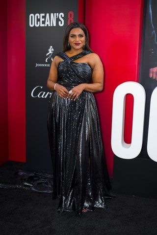 La imagen puede contener Mindy Kaling Human Person Fashion Premiere Clothing and Apparel
