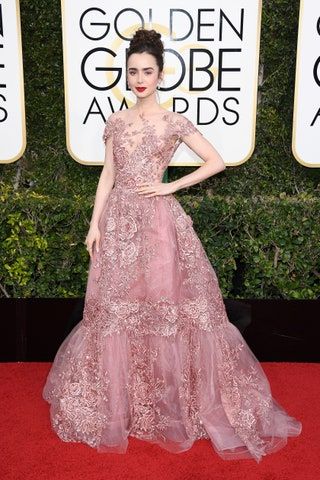 Kuva saattaa sisältää Lily Collins Fashion Premiere Clothing Apparel Red Carpet Red Carpet Premiere ja hääpuku