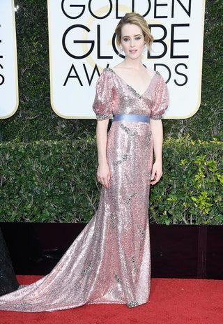 Kuva saattaa sisältää Claire Foy Clothing Apparel Fashion iltapuku viitta Ihminen ja henkilö
