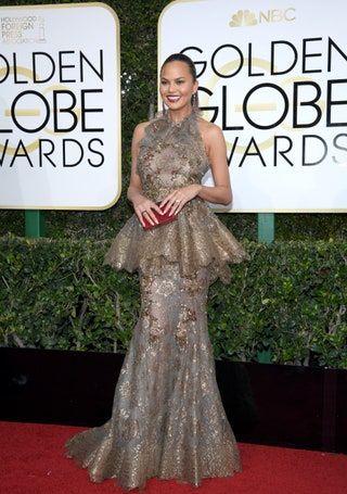 Kuva saattaa sisältää Chrissy Teigen Clothing Apparel Iltapuku Kylpytakki Muoti Ihminen ja henkilö