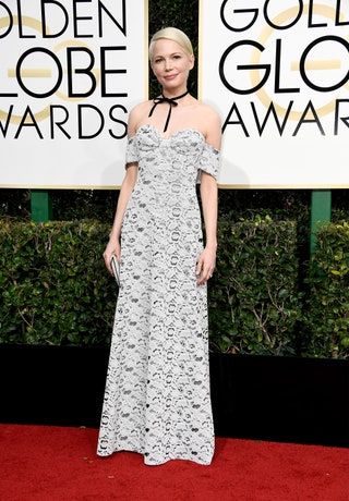 Kuva saattaa sisältää Michelle Williams Clothing Apparel Human Person Robe Fashion iltapuvun hihan ja pitsiä