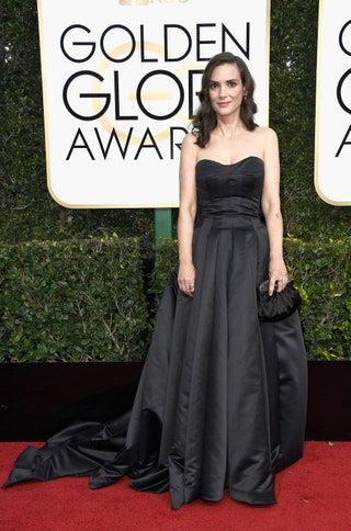 Kuva saattaa sisältää Winona Ryder Clothing Apparel Iltapuku Viitta Muoti Ihminen ja henkilö