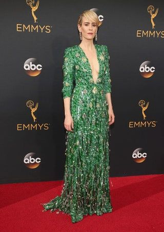 La imagen puede contener Estreno Alfombra roja Alfombra roja Estreno Moda Persona humana y Sarah Paulson
