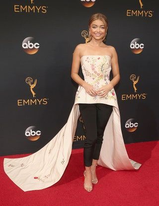 La imagen puede contener Sarah Hyland Fashion Premiere Red Carpet Red Carpet Premiere Human and Person