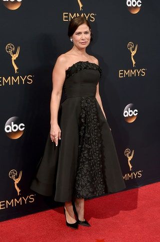 Esta imagen puede contener Maura Tierney Fashion Premiere Red Carpet Red Carpet Premiere Persona humana y ropa