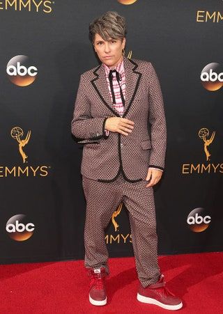La imagen puede contener Estreno de moda Alfombra roja Estreno de alfombra roja Persona humana Ropa Abrigo y abrigo