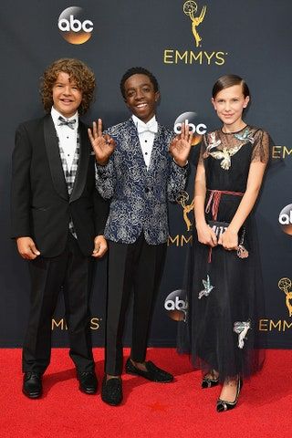 Esta imagen puede contener Caleb McLaughlin Millie Bobby Brown Gaten Matarazzo Fashion Premiere Human and Person