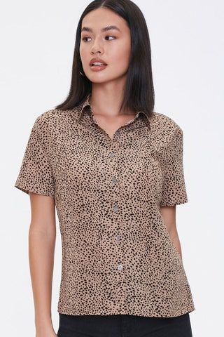 Slika lahko vsebuje oblačila, oblačila, srajca, človeška bluza in Mika Dela Cruz