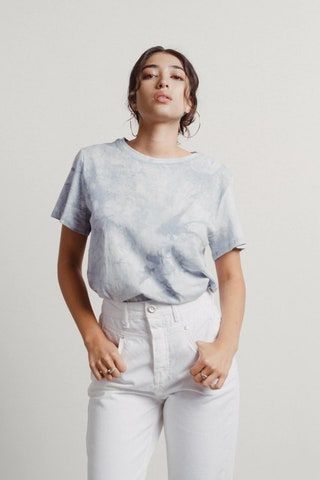 Slika lahko vsebuje Clothing Apparel Bluuse Human Person Sleeve Home Decor in Jessica Gomes