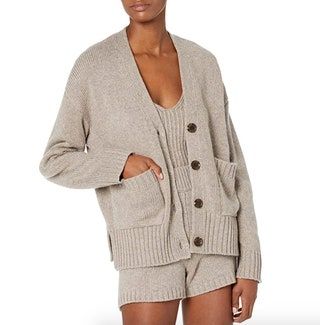 Slika lahko vsebuje Clothing Apparel Pulover in Cardigan