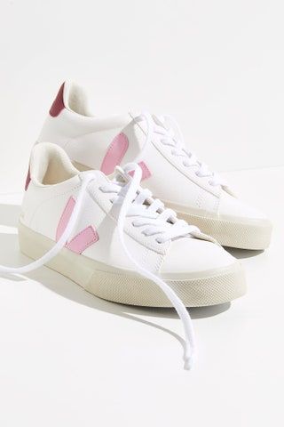 campo de zapatillas blancas ver