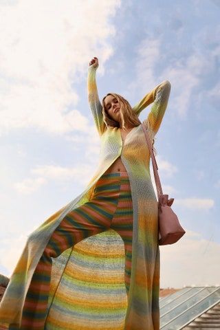 conjunto de ropa de dormir de punto con rayas de arcoíris