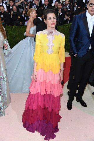Ta slika lahko vsebuje Charlotte Casiraghi Obutev Čevlji Oblačila Oblačila Človeška oseba Roba Moda in obleka