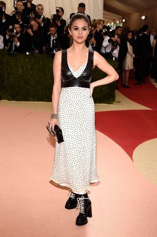 Slika lahko vsebuje Selena Gomez Human Person Fashion in Premiere