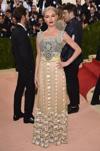 Ta slika lahko vsebuje Kate Bosworth Human Person Premiere Moda Oblačila Čevlji Obutev Oblačila in rdeča preproga