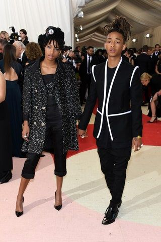 Ta slika lahko vsebuje Jaden Smith Willow Smith Človeška oseba Modna obutev Čevelj Oblačila Oblačila in premiera