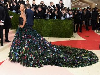 Slika lahko vsebuje Človeška oseba Zoe Saldana Modna oblačila Oblačila Notranji dizajn Indoors Premiere in Paparazzi