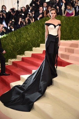 Slika lahko vsebuje Človeška oseba Emma Watson Fashion Premiere Red Carpet Red Carpet Premiere Oblačila in oblačila