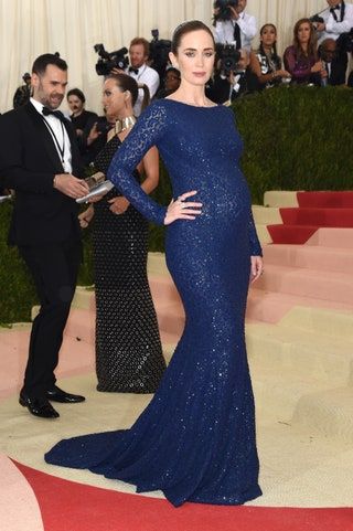 Ta slika lahko vsebuje Emily Blunt Oblačila Oblačila Človeška Oseba Obutev Čevlji Večerna obleka Modna obleka in ogrinjalo