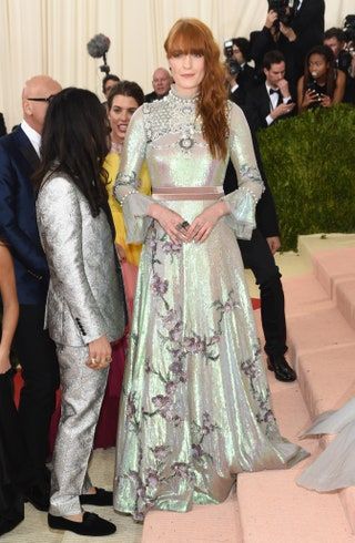 Slika lahko vsebuje Florence Welch Človeška Oblačila Oblačila Obutev Čevelj Modna Obleka Obleka in Večerna obleka