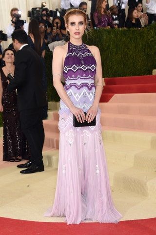 Slika lahko vsebuje Človeška oseba Emma Roberts Oblačila Oblačila Roba Modna obleka Večerna obleka Obutev in čevlji