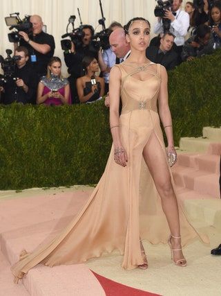 Ta slika lahko vsebuje Človeška oseba Fka Twigs Modna oblačila Oblačila Poročna poročna obleka Obleka in ogrinjalo