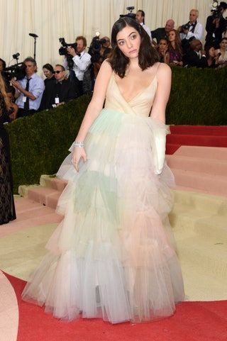Ta slika lahko vsebuje Lorde Human Person, poročna moda, poročna obleka, oblačila, oblačila, oblačila, oblačila, ogrinjala in večerna obleka
