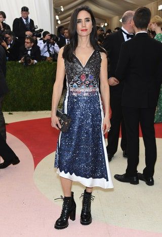 Slika lahko vsebuje Jennifer Connelly Človeška Obutev Oblačila Oblačila Čevelj Modna obleka Plašč in plašč