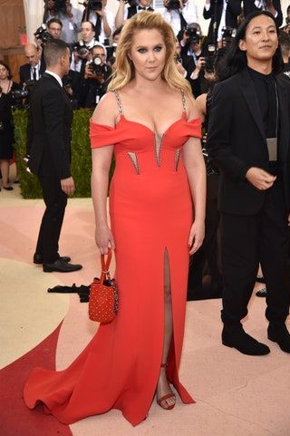 Slika lahko vsebuje Alexander Wang Amy Schumer Obutev Oblačila Oblačila Čevelj Človeška oseba El Fary in Moda