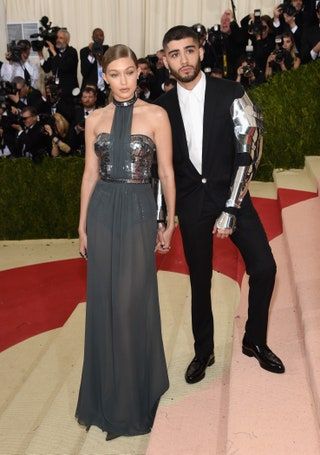Slika lahko vsebuje Zayn Malik Obutev Oblačila Oblačila Čevelj Jelena Noura Gigi Hadid Človeška oseba in Moda