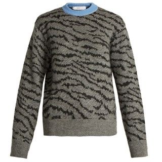 Slika lahko vsebuje Clothing Apparel pulover rokav in dolgi rokavi