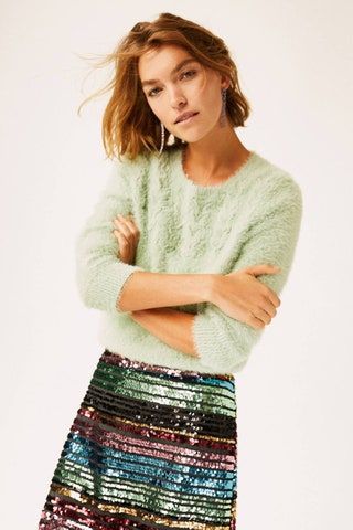 Ta slika lahko vsebuje oblačila Arizona Muse, oblačila, žensko, človeško krilo, mini krilo, žensko in pulover