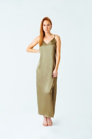La imagen puede contener Vestido Ropa Vestimenta Persona humana Moda femenina Vestido de noche Vestido Bata y mujer