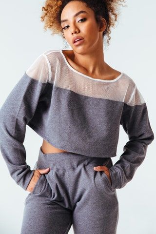 Esta imagen puede contener ropa, ropa, mujer, persona humana, suéter, manga, mujer, sudadera, y, manga larga