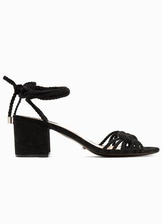 La imagen puede contener Ropa Vestimenta Calzado Sandalia Tacón y zapato