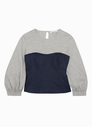 Esta imagen puede contener ropa, ropa, bata, moda, manga, persona humana, vestido y blusa