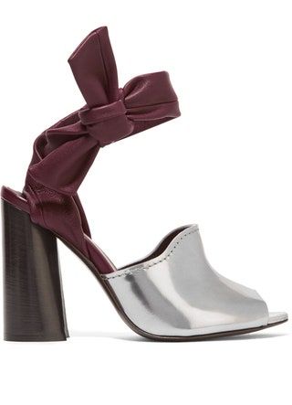 La imagen puede contener Ropa Vestimenta Calzado Zapato Tacón y Tacón alto