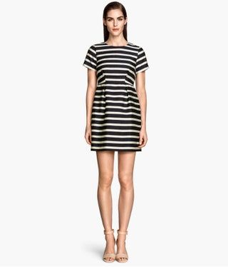 Slika lahko vsebuje Hilary Rhoda Clothing Dress Oblačila Človek in oseba